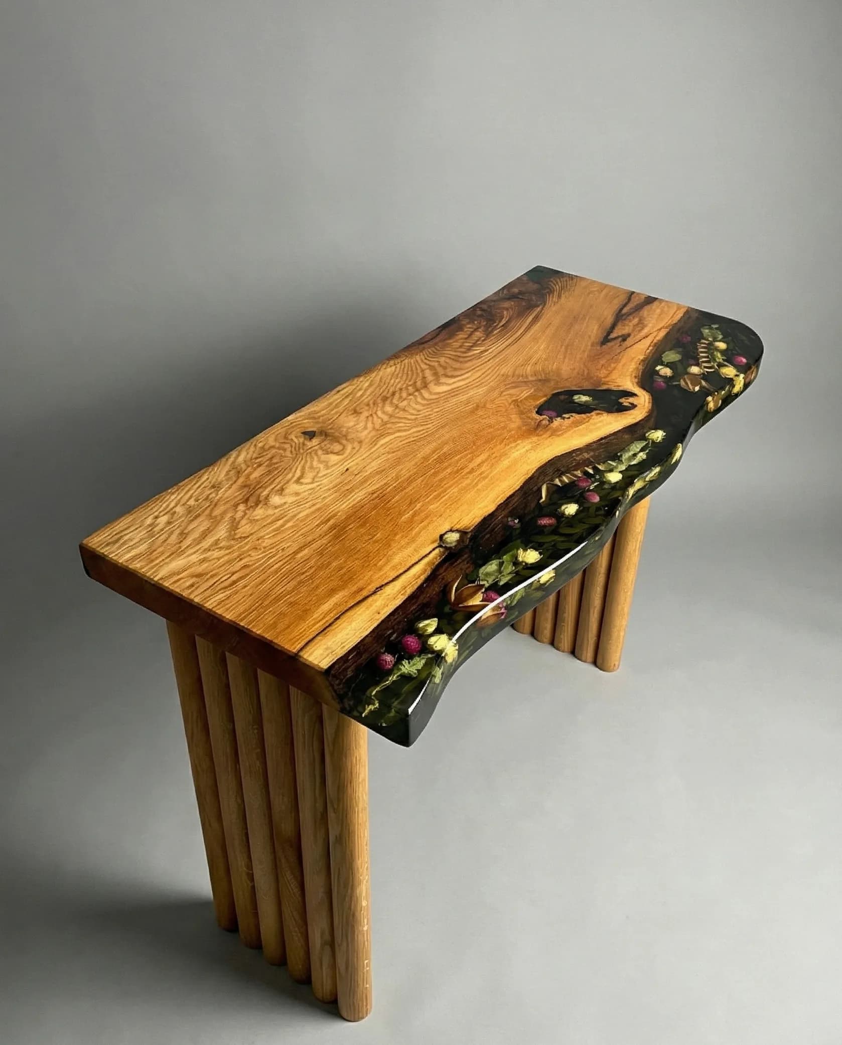 industrialna szafka pod telewizor wykonana z deski dębowej