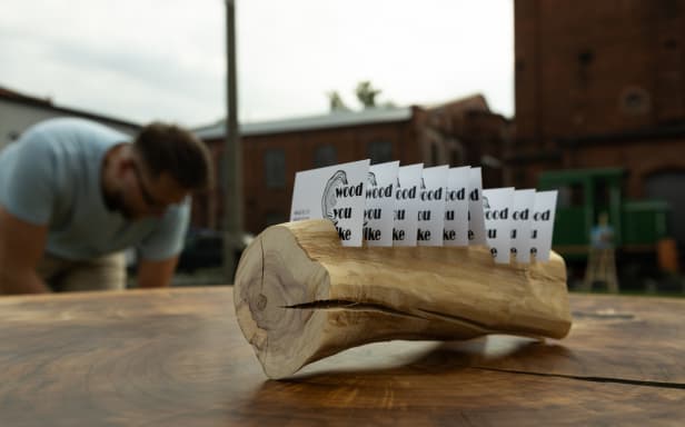 wizytówki wood you like umieszczone w drewnie na drewnianym stole z topoli